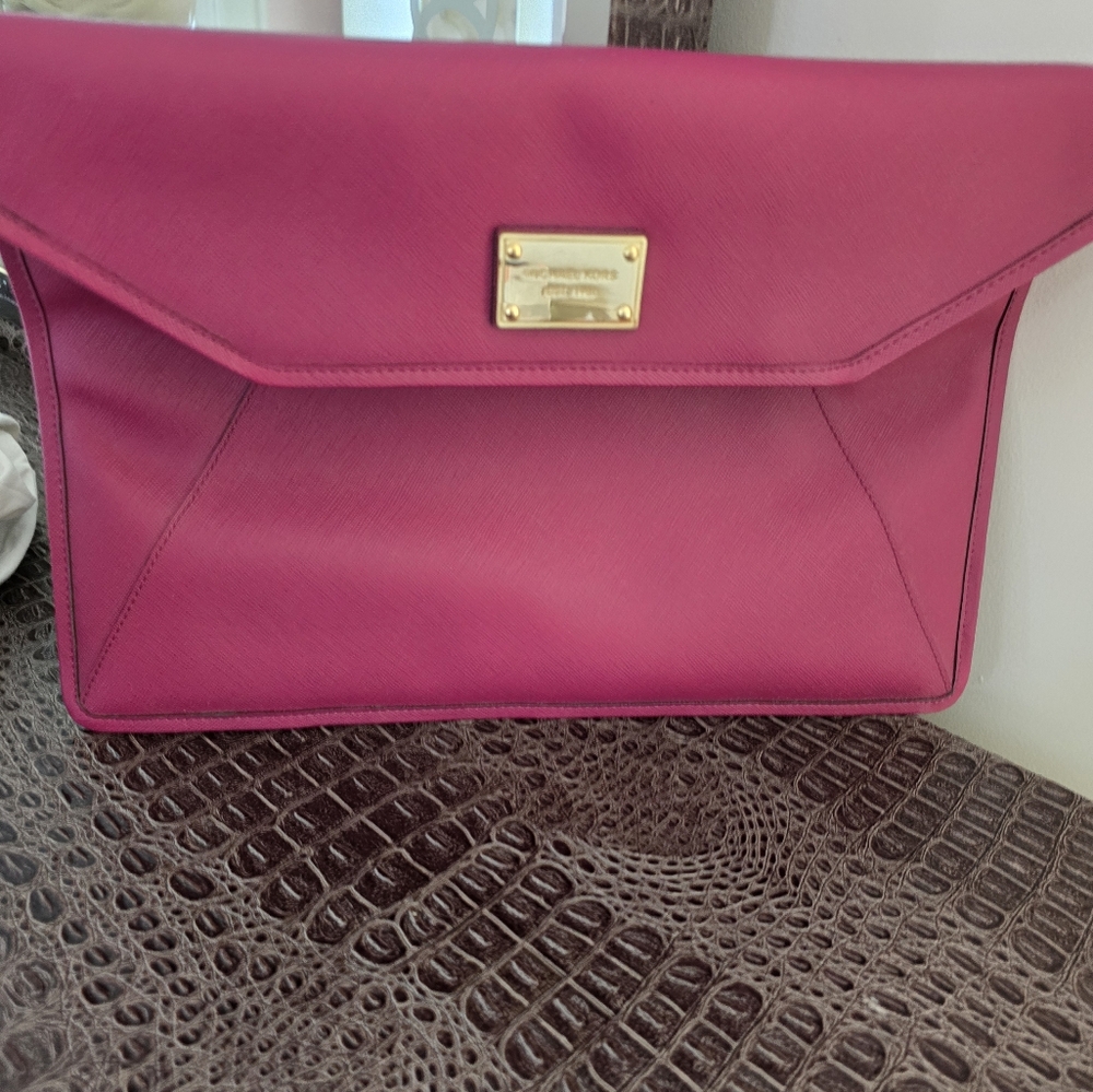 MICHAEL KORS OVERSIZED CARRY CLUTCH